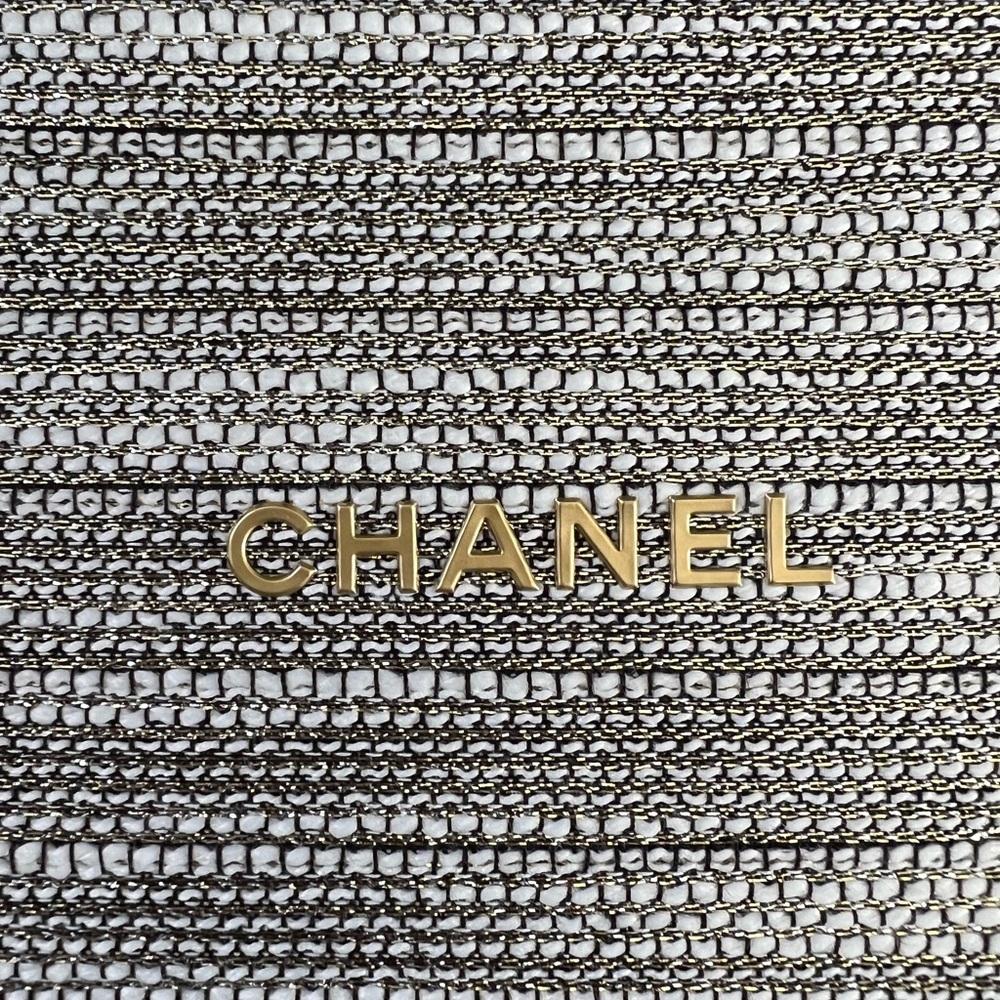 Brand new CHANEL 2022 Holiday Cosmetic Bag - Picture 4 of 6